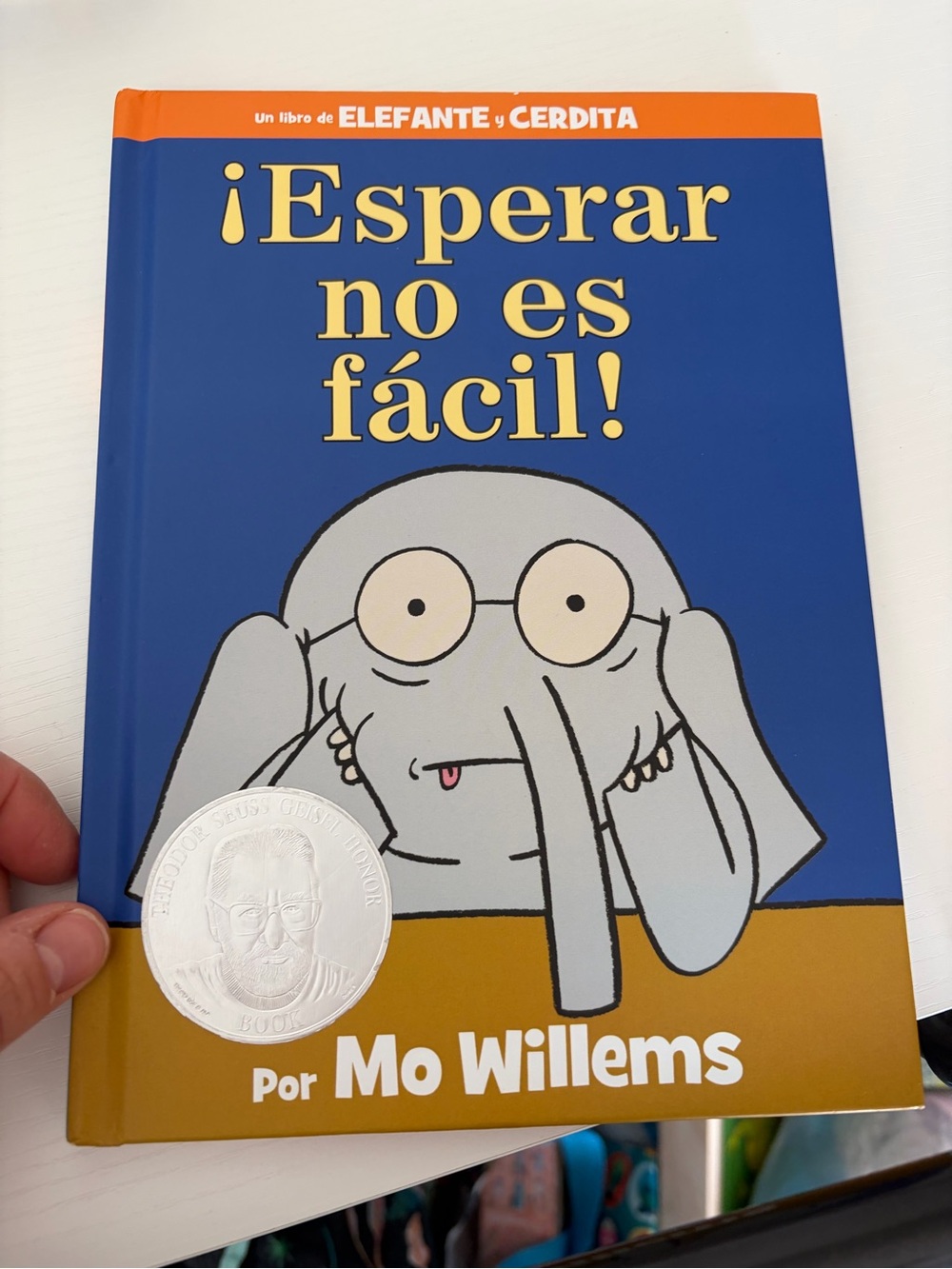 ¡Esperar no es fácil! por Mo Willems - Libro infantil Spanish children book